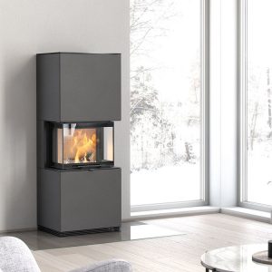 Moderner, schwarzer Kaminofen mit Glasfront, brennendem Feuer, steht in hellem Raum mit großen Fenstern und Holzboden.