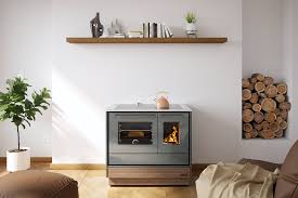 Moderner grauer Holzofen mit sichtbarer Flamme, daneben Holzstapel in Wandnische, darüber Wandregal mit Büchern und Dekoration.